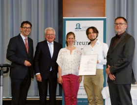 Seit mittlerweile 48 Jahren stiftet Procter & Gamble den Nachhaltigkeitspreis der Goethe- Universität Frankfurt, im letzten Jahr verliehen an Dr. Martin Heinritzi (2.v.r.) im Rahmen der akademischen Feier.